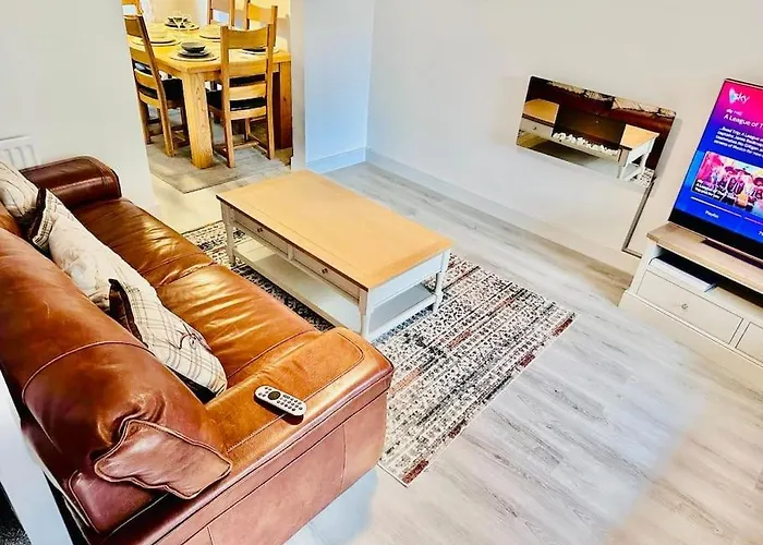 Luxury 4 Bed House In Coventry