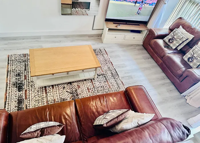 Luxury 4 Bed House In Coventry
